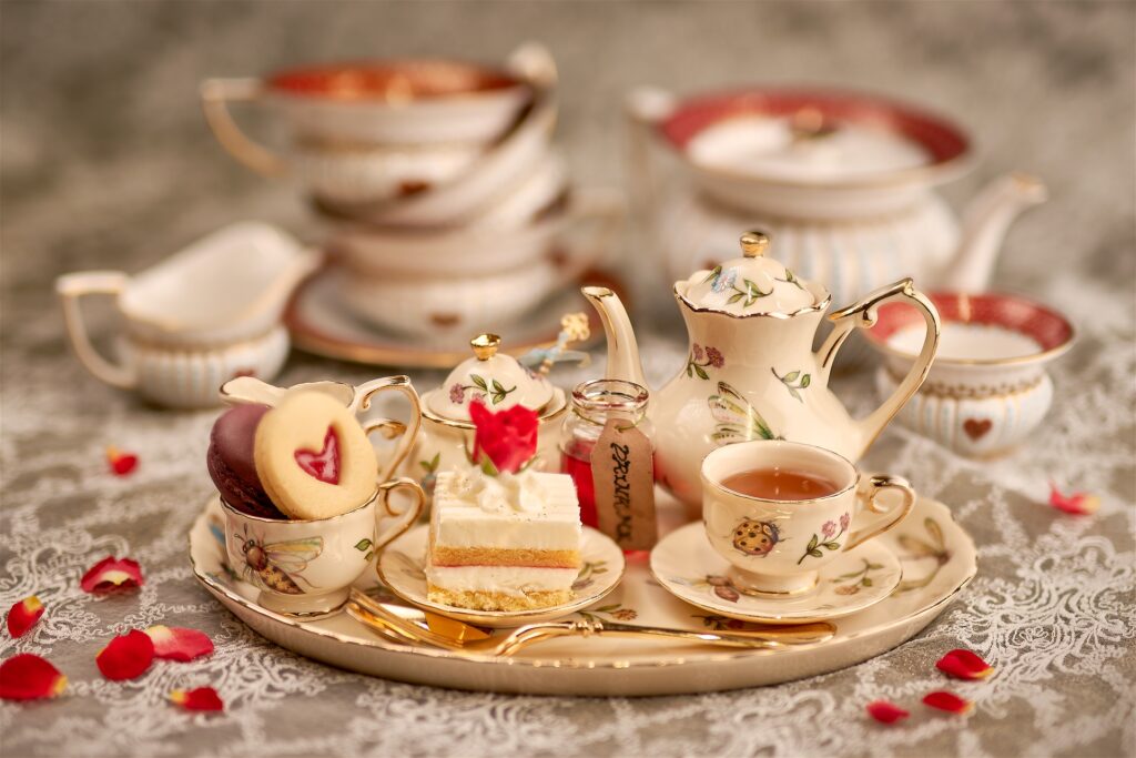 花柄の茶器とケーキのティーセット
