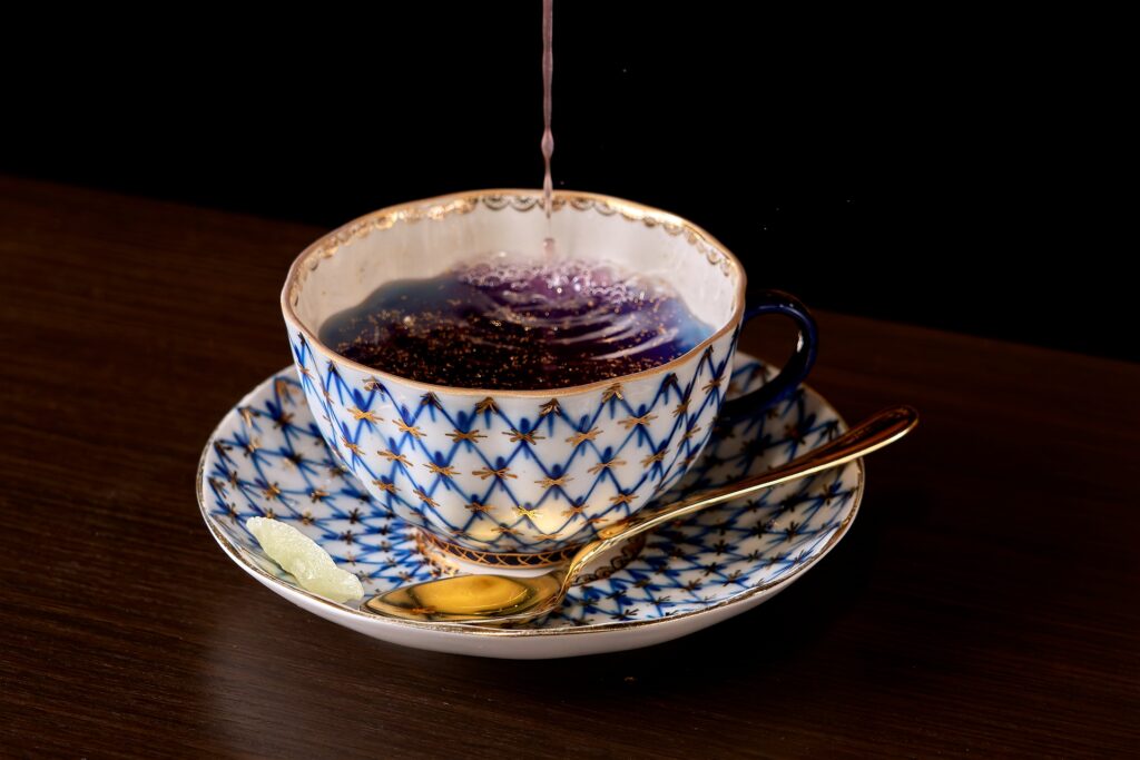 アンティークカップに注がれる紅茶