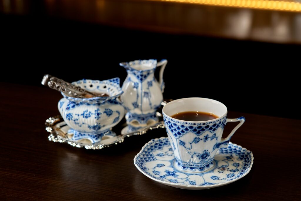 アンティークの青い茶器で供される紅茶