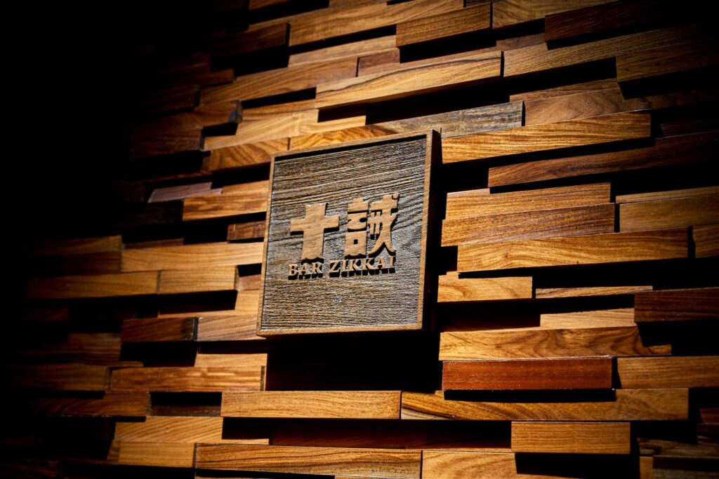 木彫りの「十誡」の看板